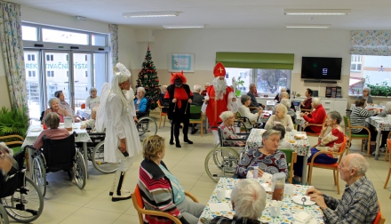 Navštívil náš Mikuláš se svou pohádkovou družinou Domov Alzheimer Most