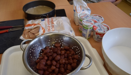 Dámy připravily dort na narozeninovou oslavu