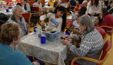 Společné tvoření dětí a seniorů