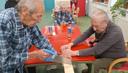 Pánský klub v akci: Výroba domečku pro naše nová morčátka