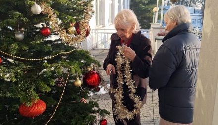 Zdobení stromků a pozvánka na slavnostní rozsvícení