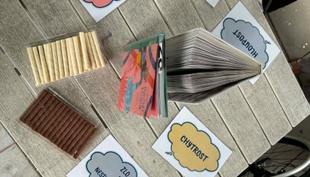 Krásné počasí jsme spojili s biblioterapií v lázeňském parku