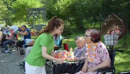 Domov Alzheimer Darkov Havajská párty