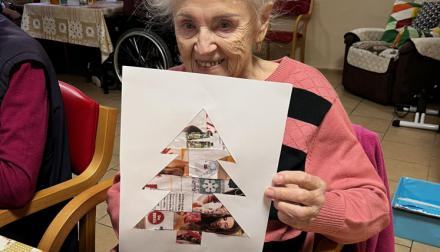 Seniorům s demencí rozkvétá vánoční kreativita